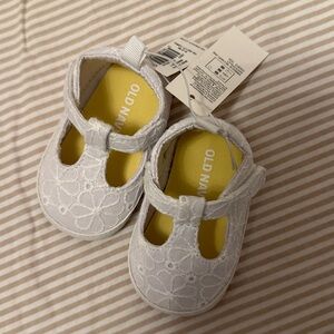 NWT Old Navy White Eyelet Baby Shoes